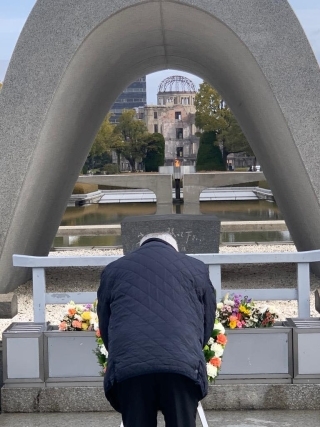 Ceann Comhairle lays wreath at Hiroshima Peace Memorial Park
