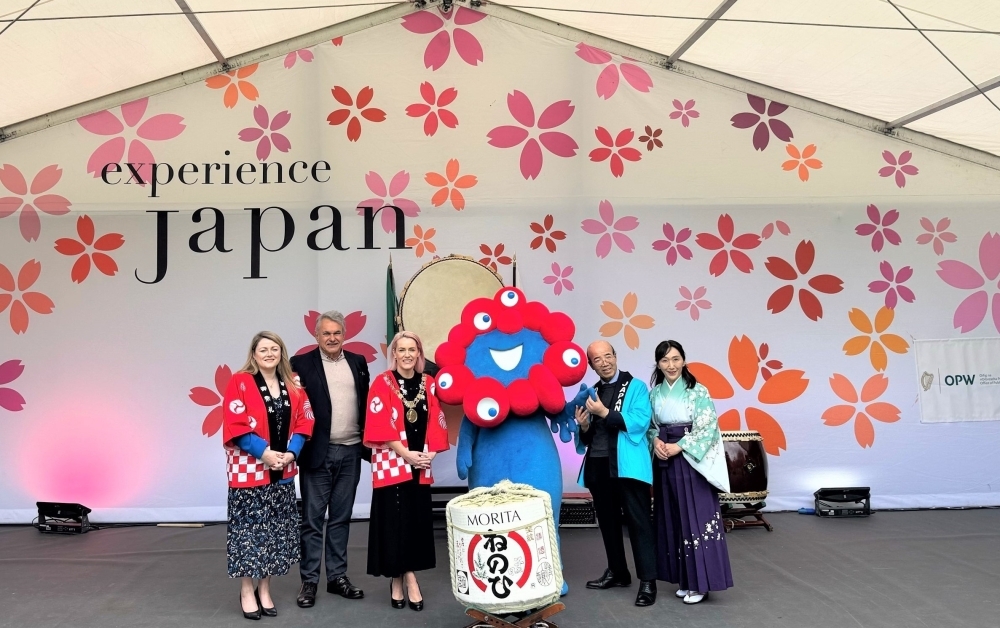 エクスペリエンス・ジャパン舞台(左から、コリアーOPW事務次官補、Flávio Helmond Macieiraブラジル大使、ブレイン・ダブリン市長、島田大使夫妻)