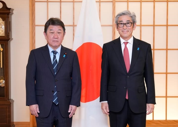 茂木敏充外務大臣（左）、宮川学駐アイルランド大使（右