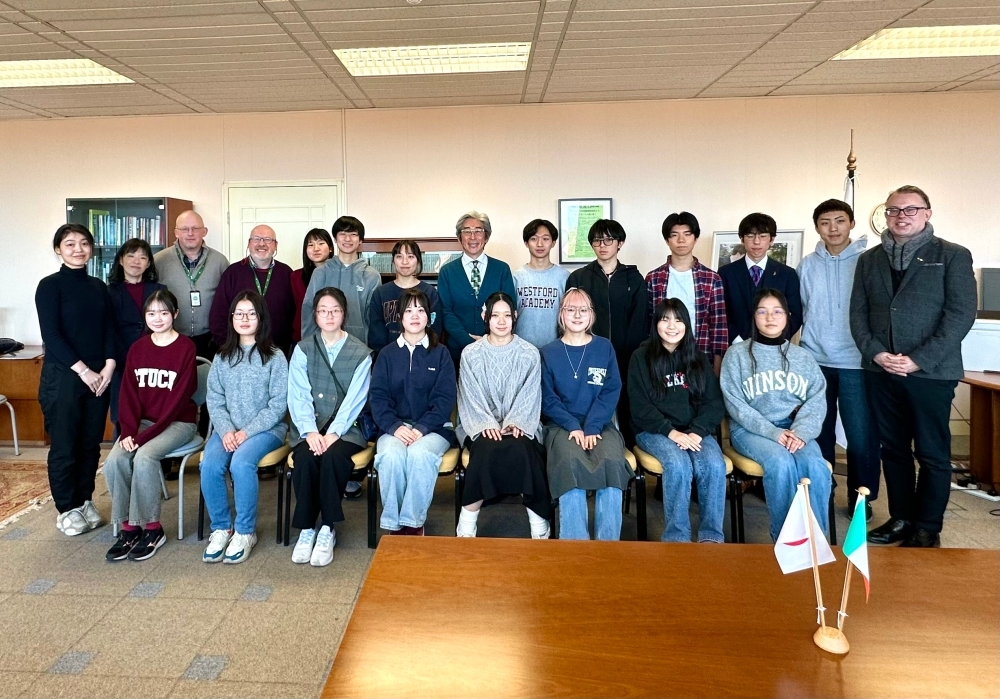 Group picture with the students from Sapporo Nishi High School