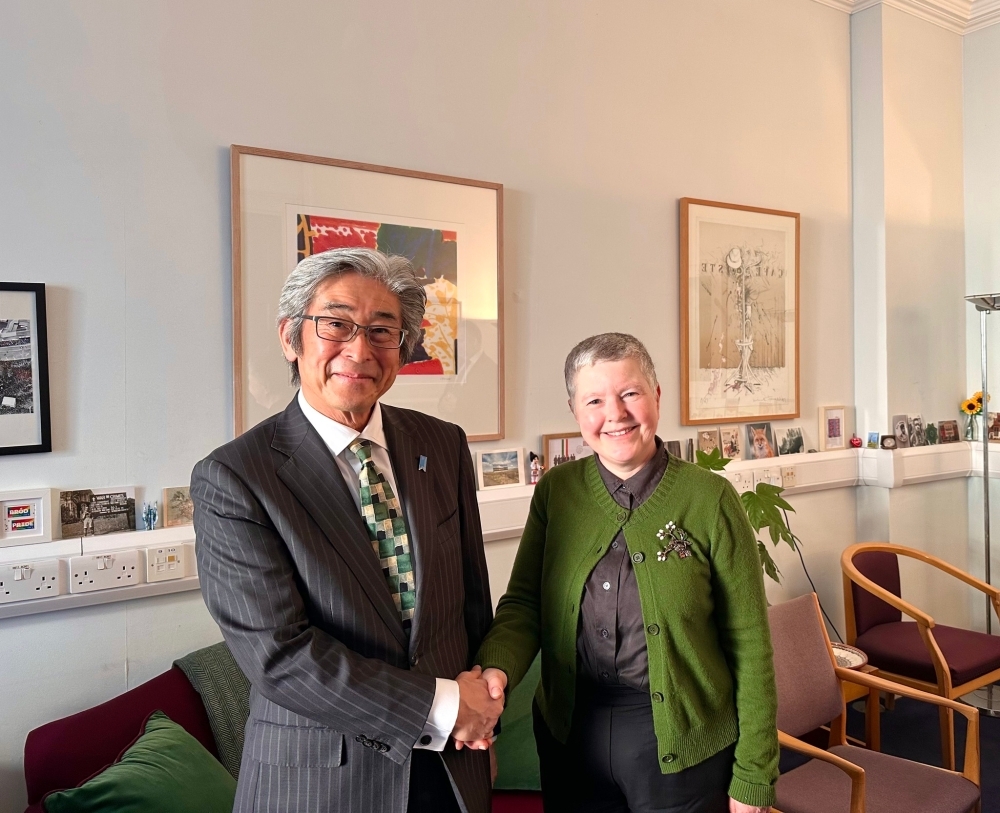 ヘレン・ブレイク首相府次官補（右）、宮川学大使（左）