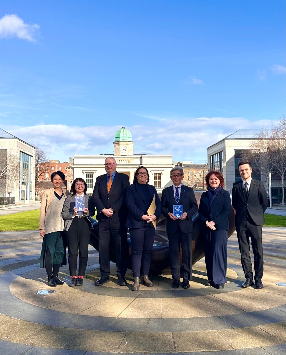 イーファ・コンデュイット教育・青年省副次官（中央）、マーク・ボハン・カリキュラム・評価政策課長（左から3人目）、カレン・ラドックPPLI所長（右から2人目）、池田美月様（国際交流基金）（左から2人目）、宮川学大使（右から3人目）、中田啓子在アイルランド日本国大使館一等書記官（左）、ダヒ日本国大使館広報文化担当職員（右）