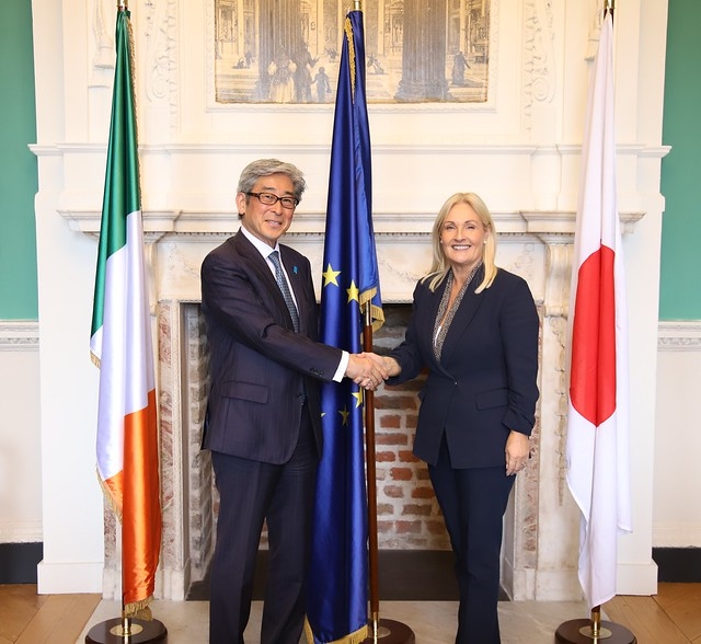 ヴェローナ・マーフィー下院議長（右）、宮川学駐アイルランド大使（左）