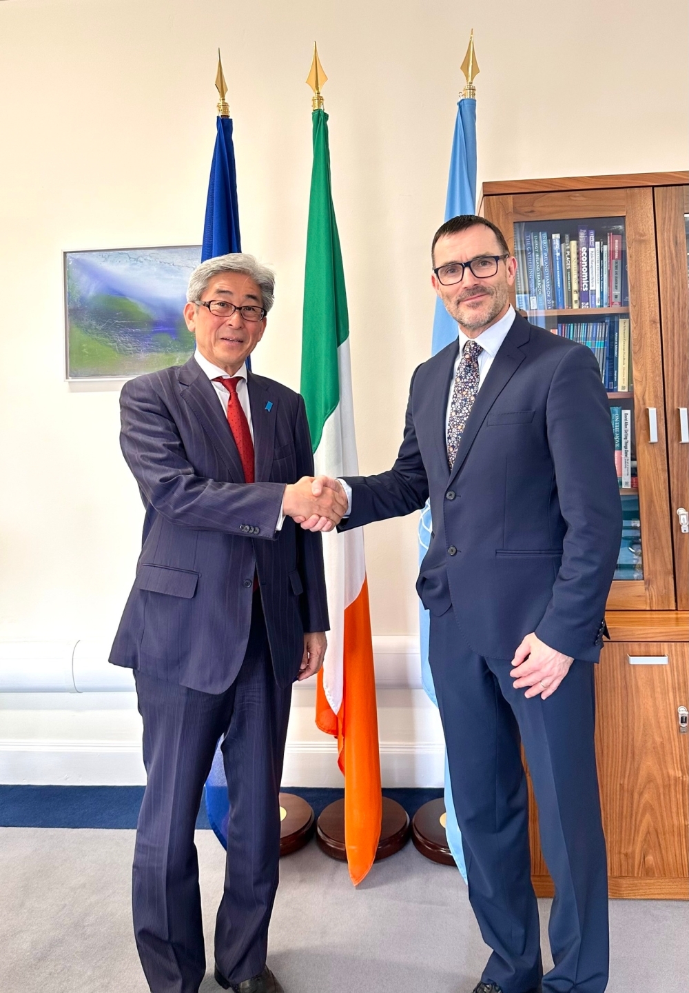 Mr Ken Spratt, Secretary General of the Department of Transport (right), Ambassador MIYAGAWA Manabu (left)