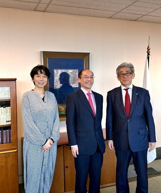 小舘尚文UCD准教授（中央）、宮川学大使（右）、中田啓子在アイルランド日本国大使館一等書記官（左）