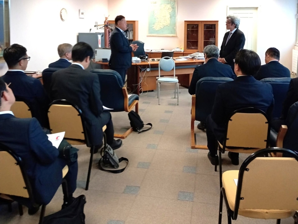 宮川大使（右）にご挨拶される田部長右衛門松江商工会議所会頭（左）（撮影：2026年9月）