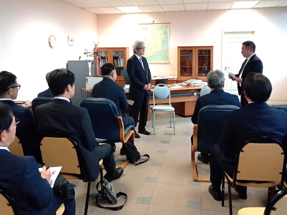 宮川大使（左）にご挨拶される小池正照松山商工会議所委員長（右）（撮影：2026年9月）